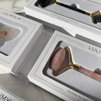 boîte élégante blanche avec écriture et logo dorée à chaud avec rouleau de jade by lulimylia en quartz rose coffret cadeau